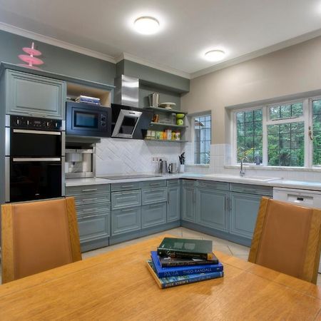 Coach House Villa Уокинг Екстериор снимка