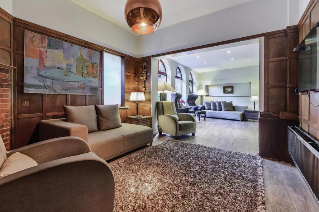 Coach House Villa Уокинг Екстериор снимка