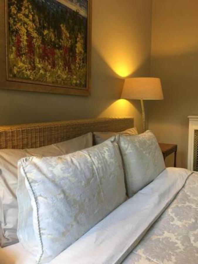 Coach House Villa Уокинг Екстериор снимка