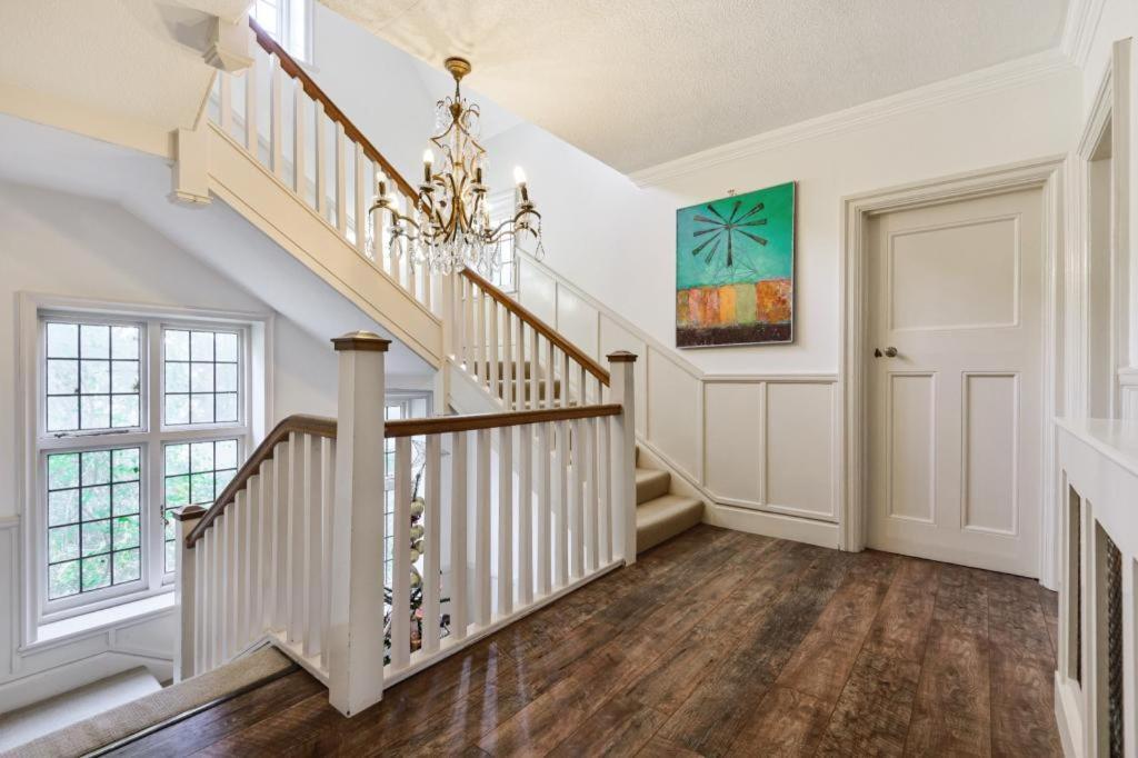 Coach House Villa Уокинг Екстериор снимка
