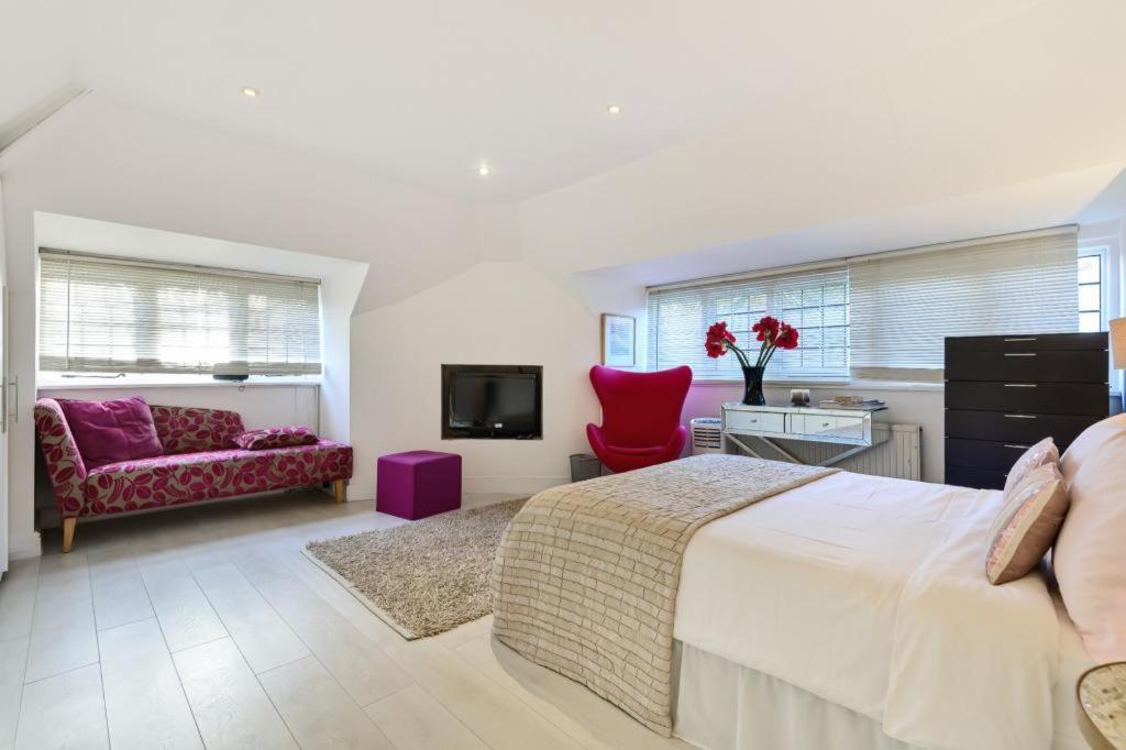 Coach House Villa Уокинг Екстериор снимка