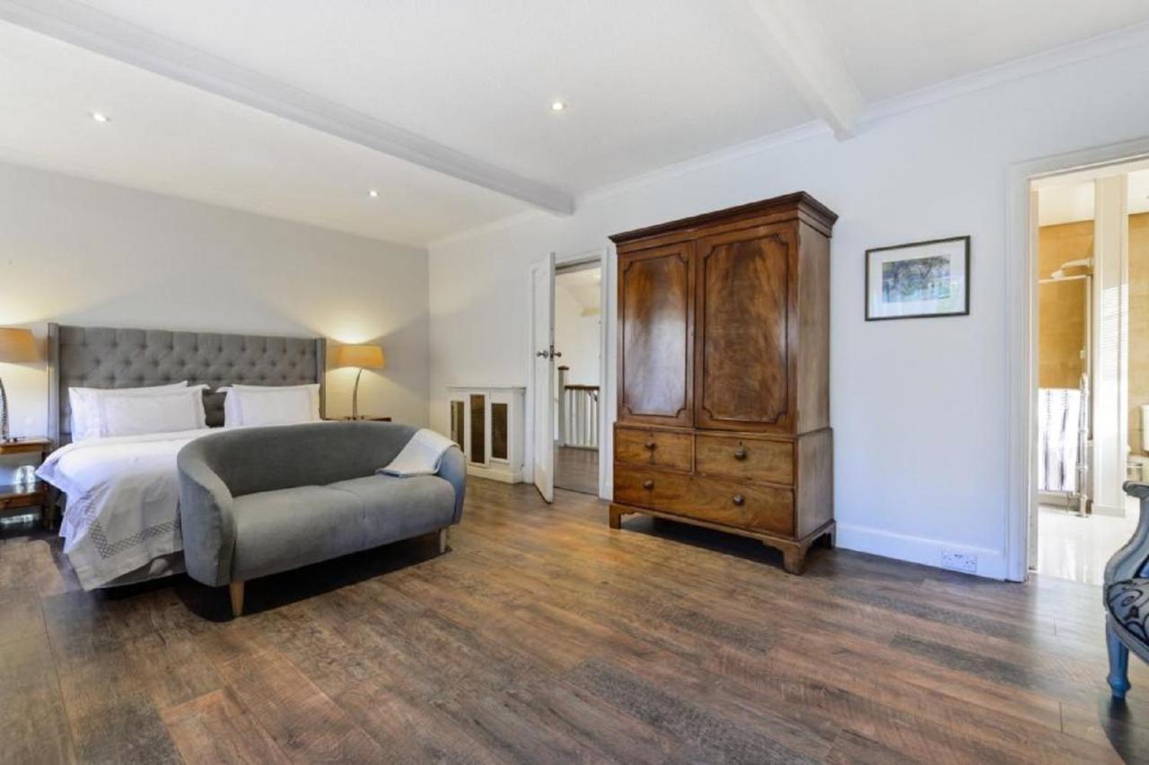 Coach House Villa Уокинг Екстериор снимка