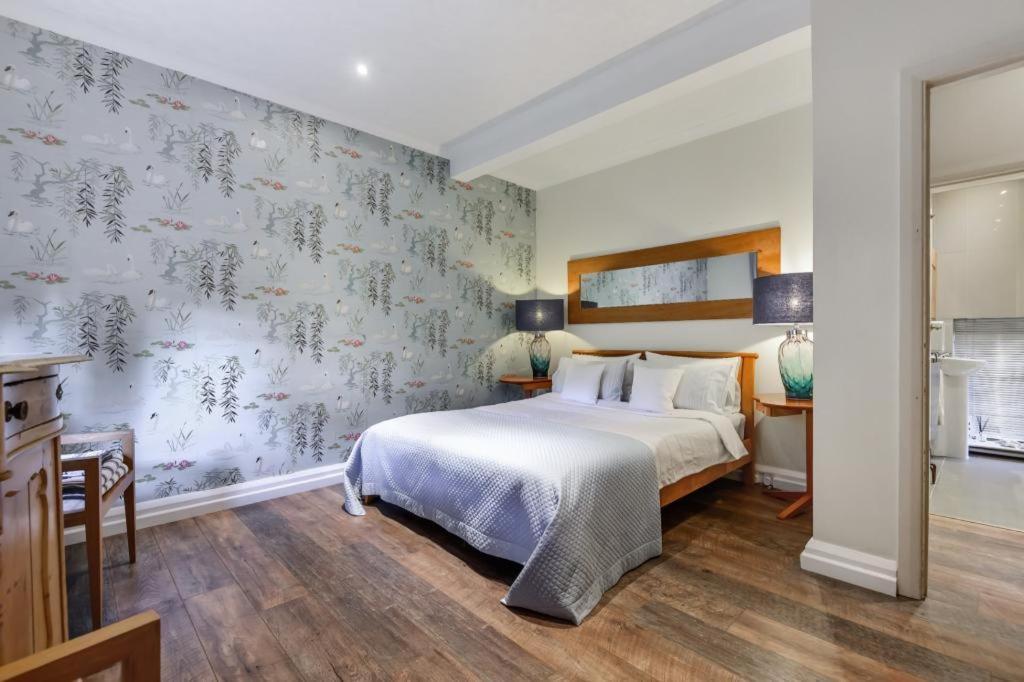 Coach House Villa Уокинг Екстериор снимка