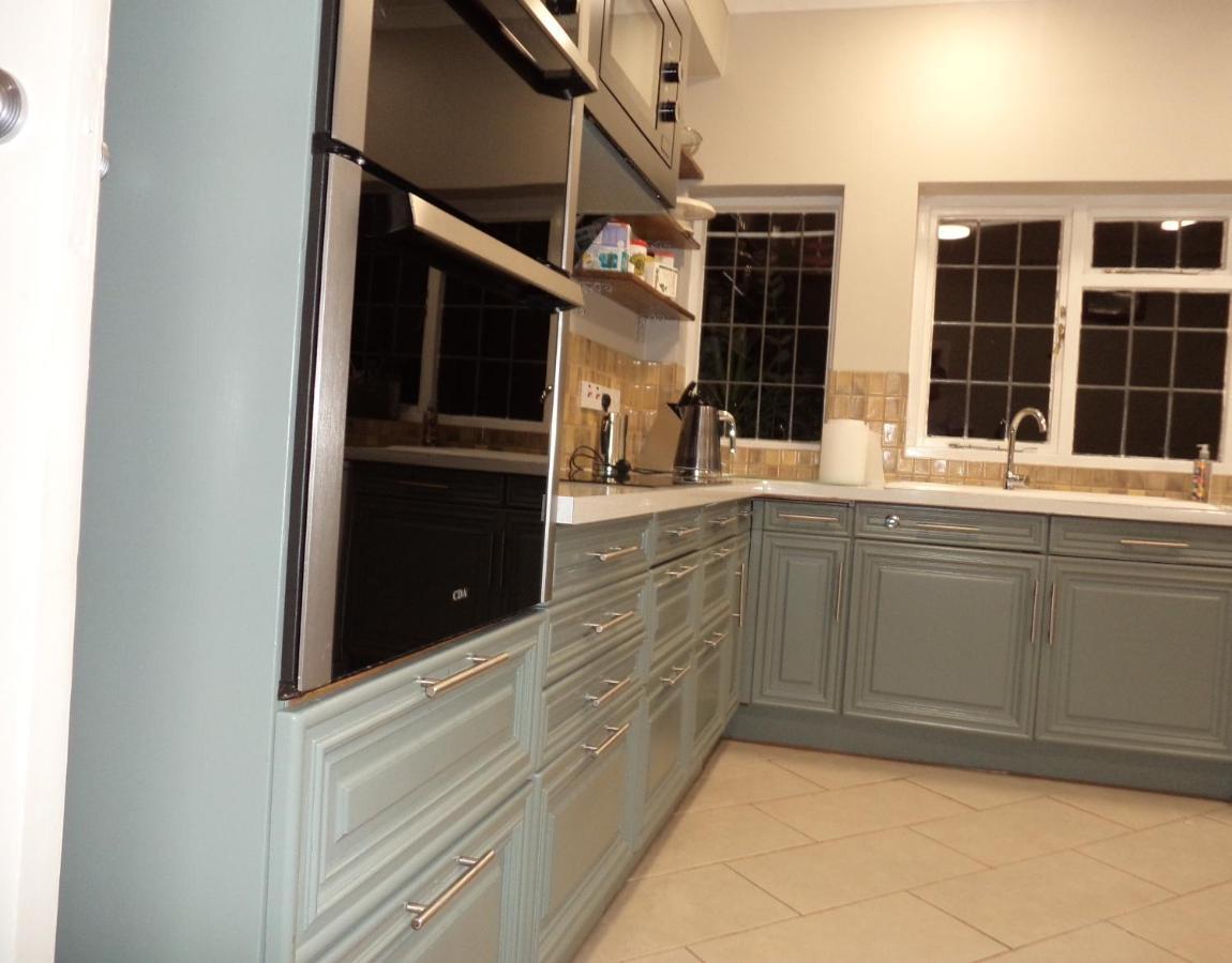 Coach House Villa Уокинг Екстериор снимка