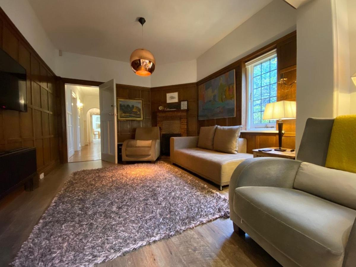 Coach House Villa Уокинг Екстериор снимка
