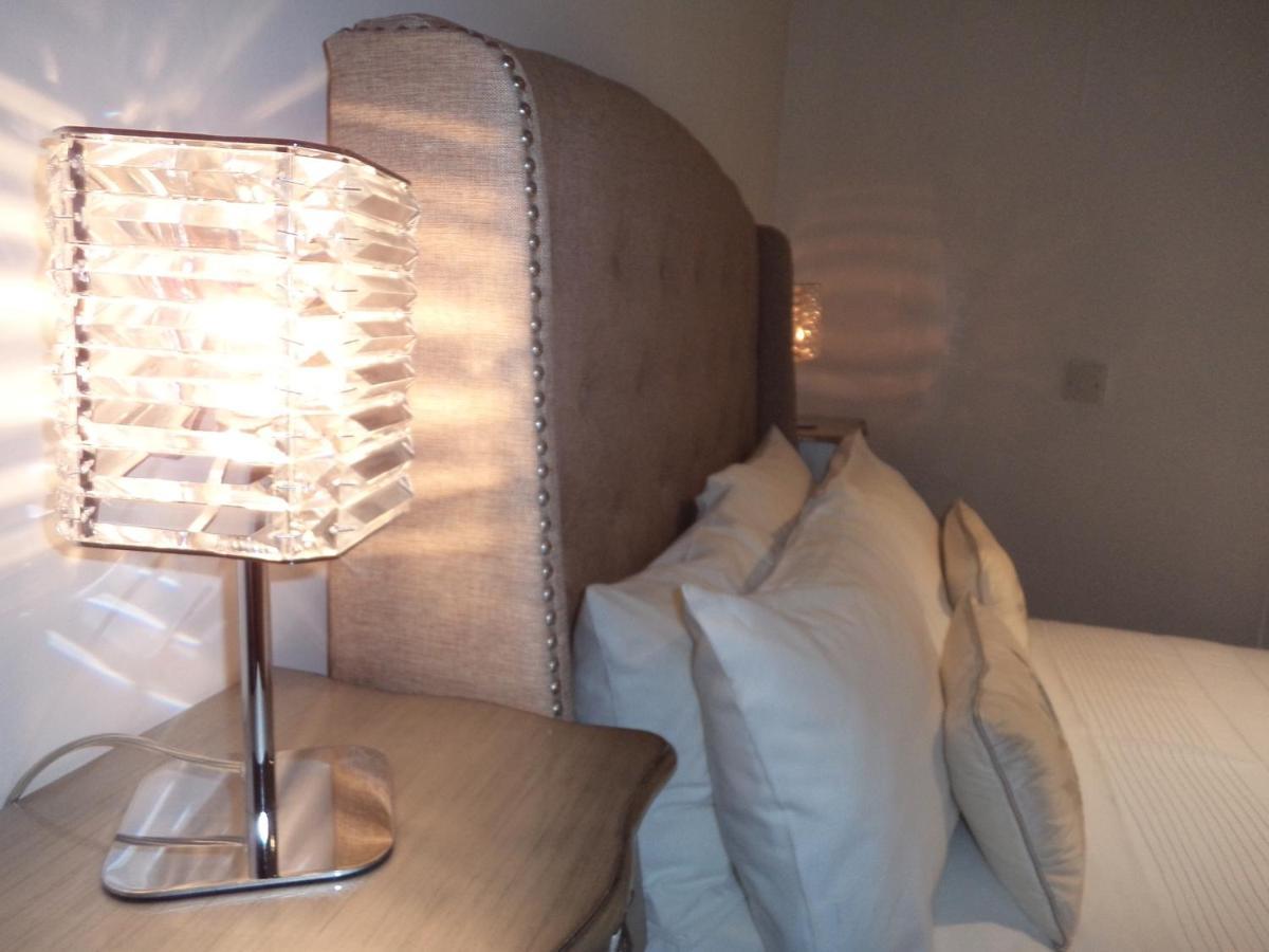 Coach House Villa Уокинг Екстериор снимка