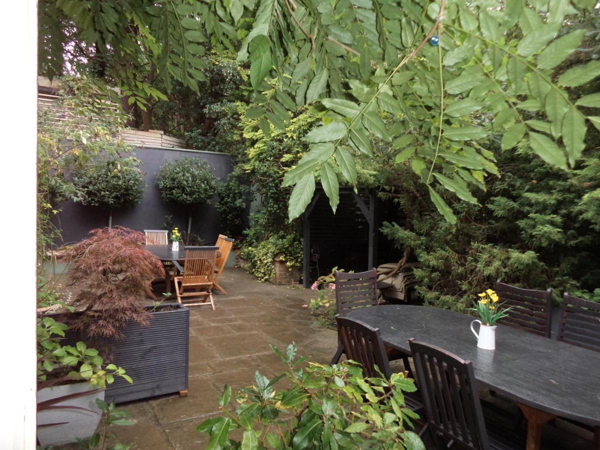 Coach House Villa Уокинг Екстериор снимка