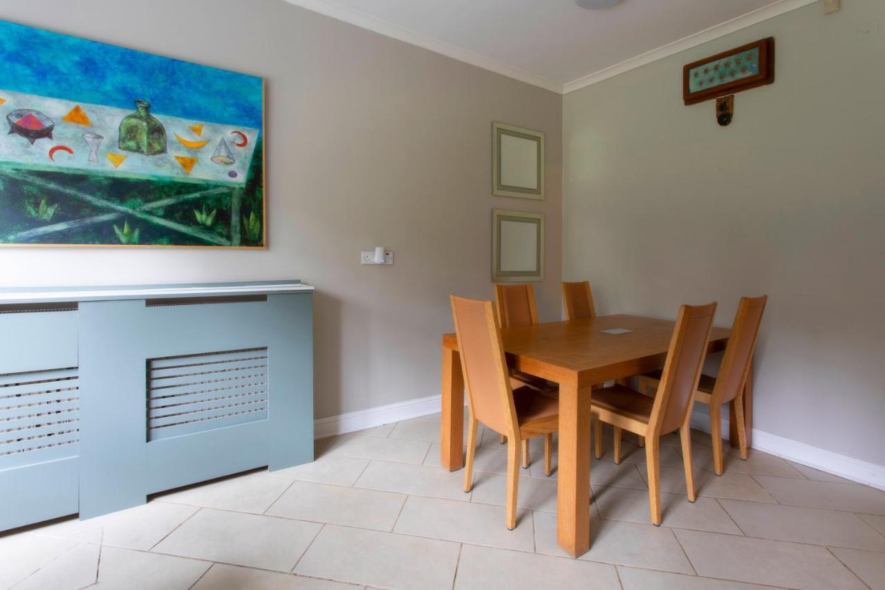 Coach House Villa Уокинг Екстериор снимка