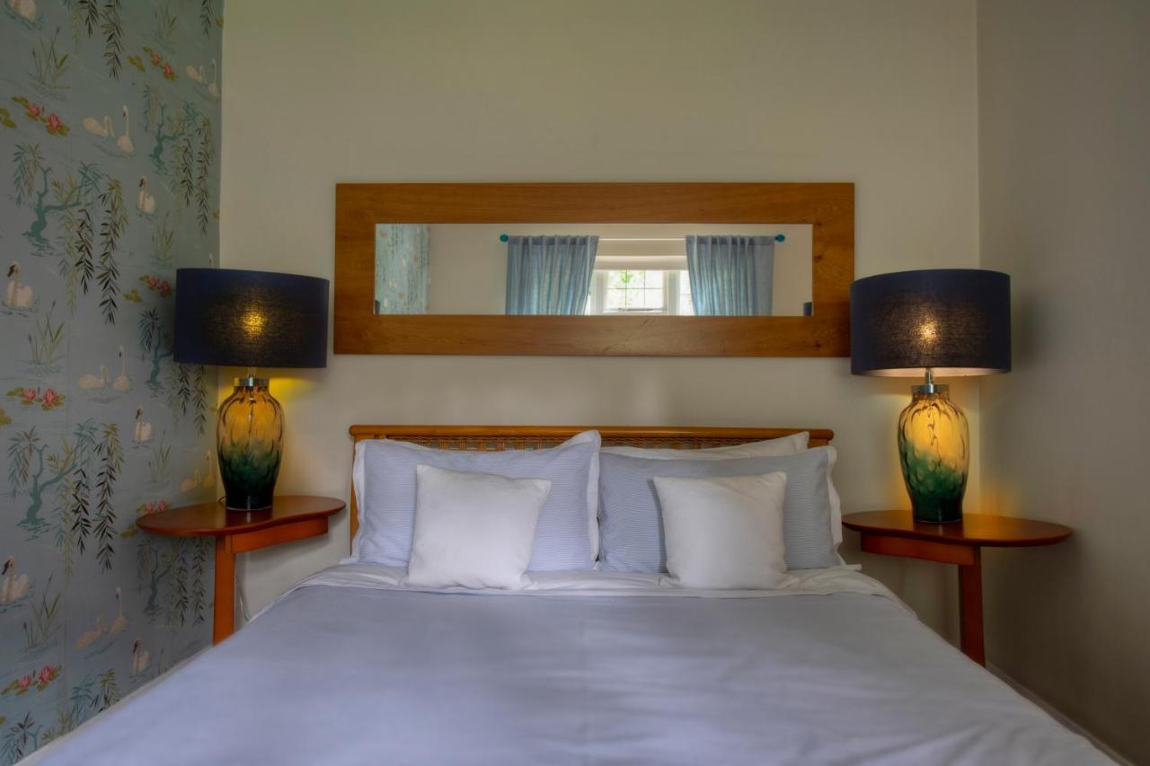 Coach House Villa Уокинг Екстериор снимка