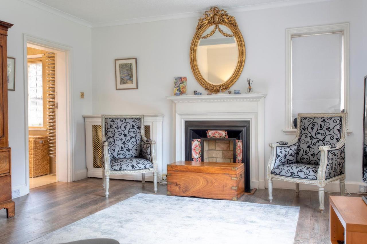 Coach House Villa Уокинг Екстериор снимка
