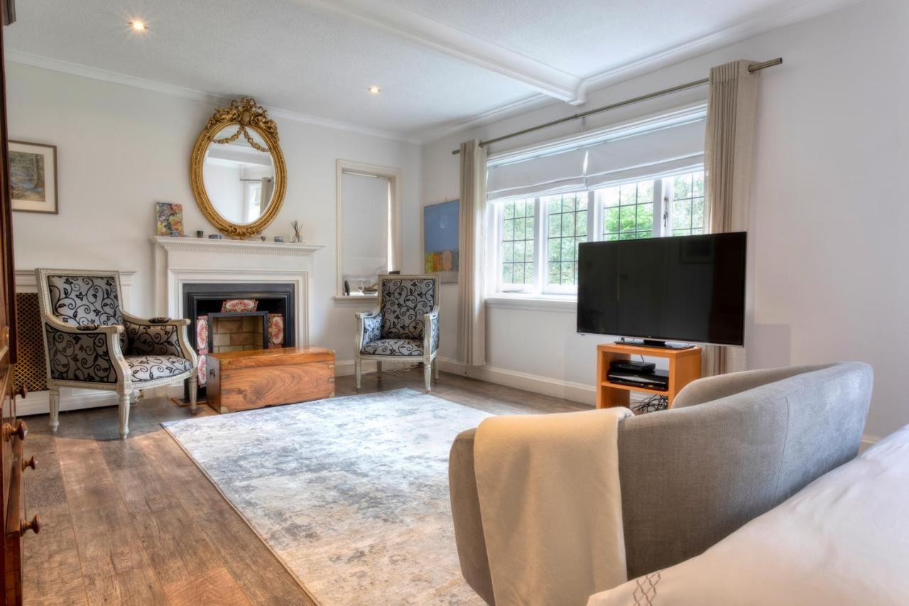 Coach House Villa Уокинг Екстериор снимка